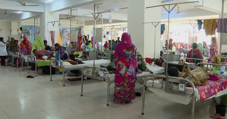 হাসপাতালে হাম ওয়ার্ডে রোগী ও স্বজনরা